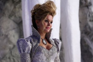 Glinda, the Good Witch of the South, finally makes an appearance. She is portrayed by Sunny Mabrey.