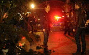 Ryan Hardy (Kevin Bacon; left) and Mike Weston (Shawn Ashmore; right) investigate a murder in a park.
