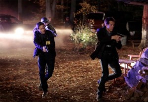 Ryan Hardy (Kevin Bacon) and Mike Weston (Shawn Ashmore) search for Max who was taken by a serial killer named the Huntsman